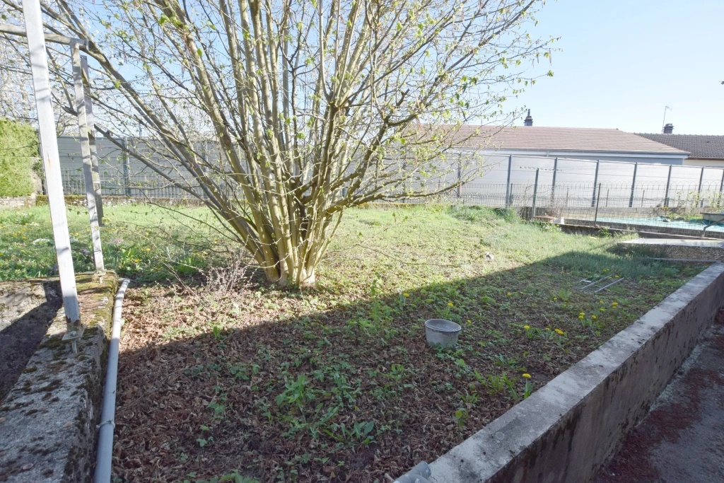 Maison mitoyenne rénovée avec jardin à Héricourt (70) – 3 chambres, garage, à proximité des commerces