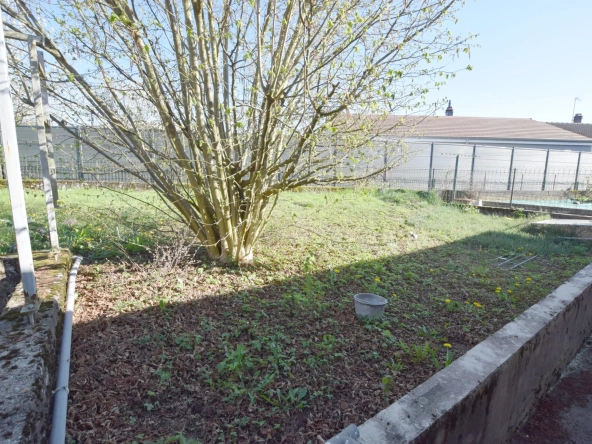 Maison mitoyenne rénovée avec jardin à Héricourt (70) – 3 chambres, garage, à proximité des commerces