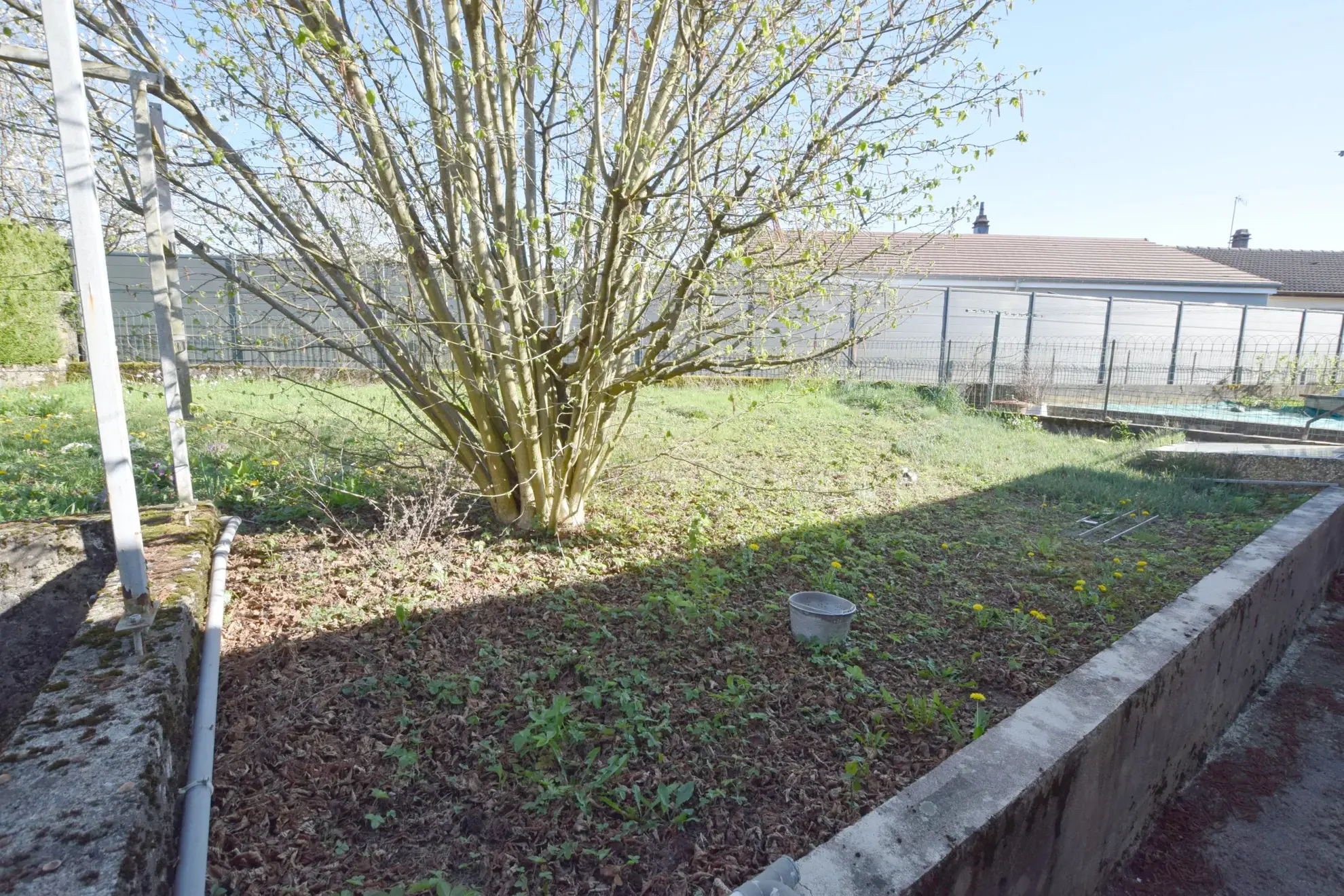 Maison mitoyenne rénovée avec jardin à Héricourt (70) – 3 chambres, garage, à proximité des commerces 