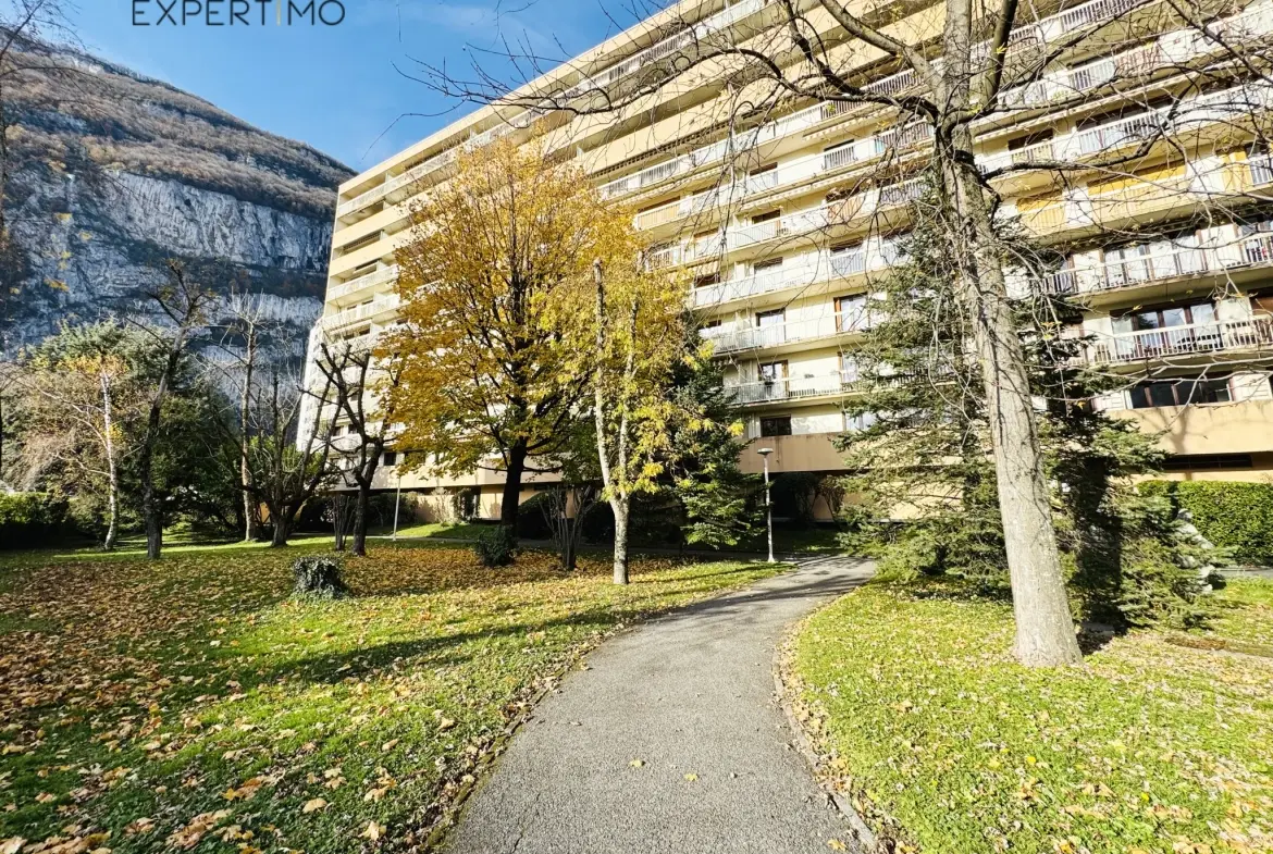 Appartement T4 de 97 m² avec balcon à Sassenage, résidence sécurisée 
