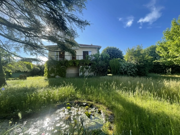 À vendre maison familiale à Romans-sur-Isère avec jardin de 934 m² et vue sur le Vercors