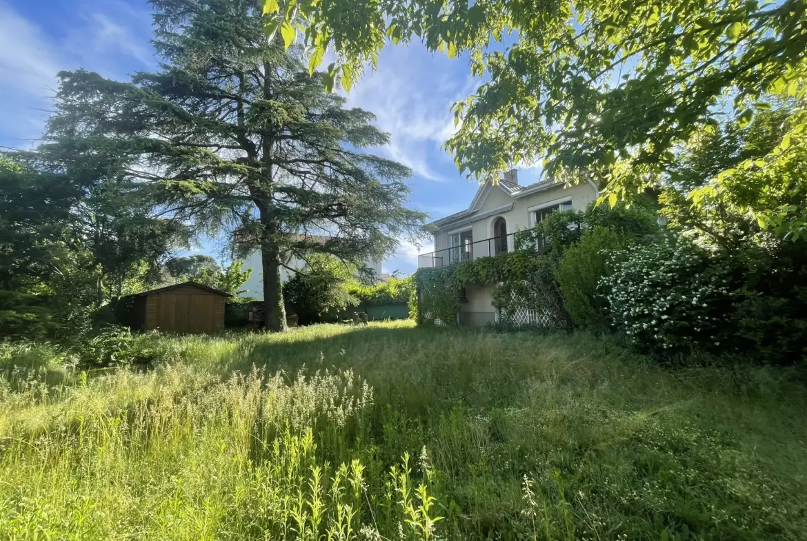 À vendre maison familiale à Romans-sur-Isère avec jardin de 934 m² et vue sur le Vercors 
