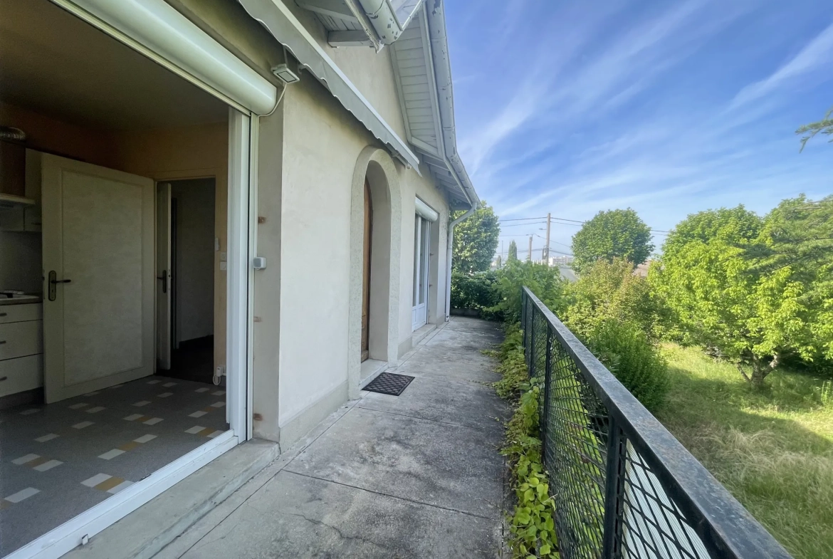 À vendre maison familiale à Romans-sur-Isère avec jardin de 934 m² et vue sur le Vercors 
