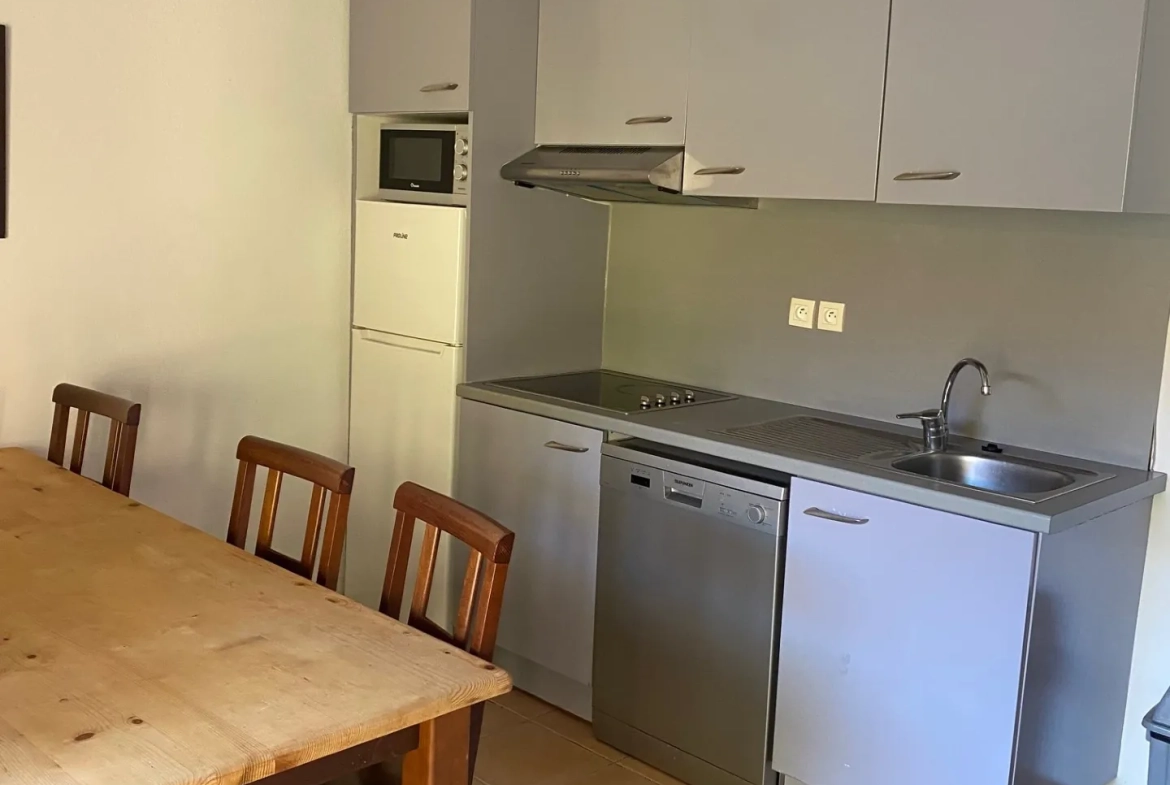 Investissement locatif à Carro : pavillon T4 en bail commercial avec piscine et parking 