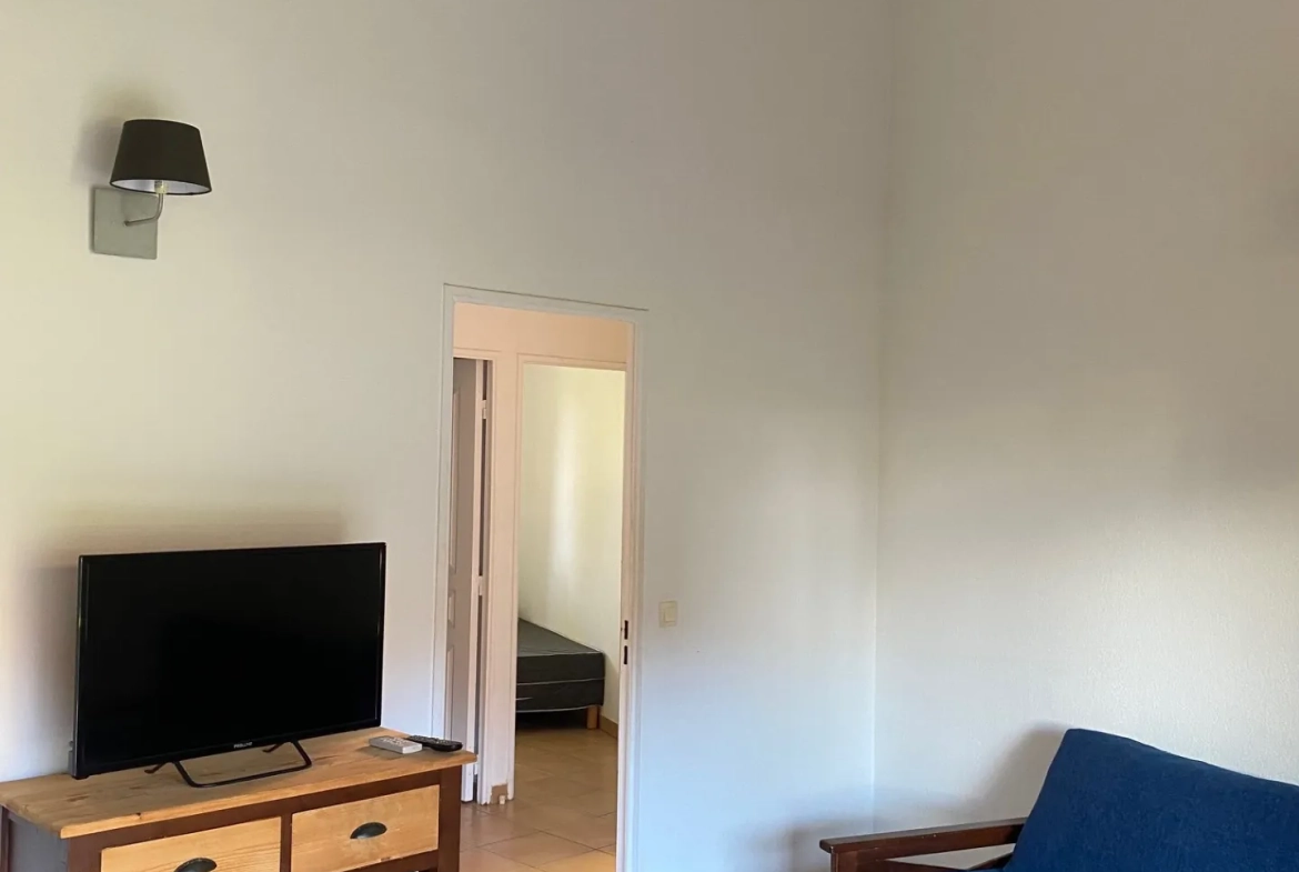 Investissement locatif à Carro : pavillon T4 en bail commercial avec piscine et parking 