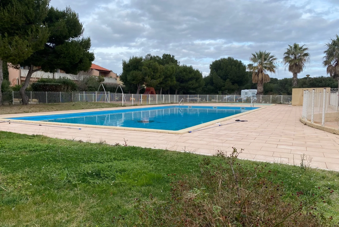 Investissement locatif à Carro : pavillon T4 en bail commercial avec piscine et parking 