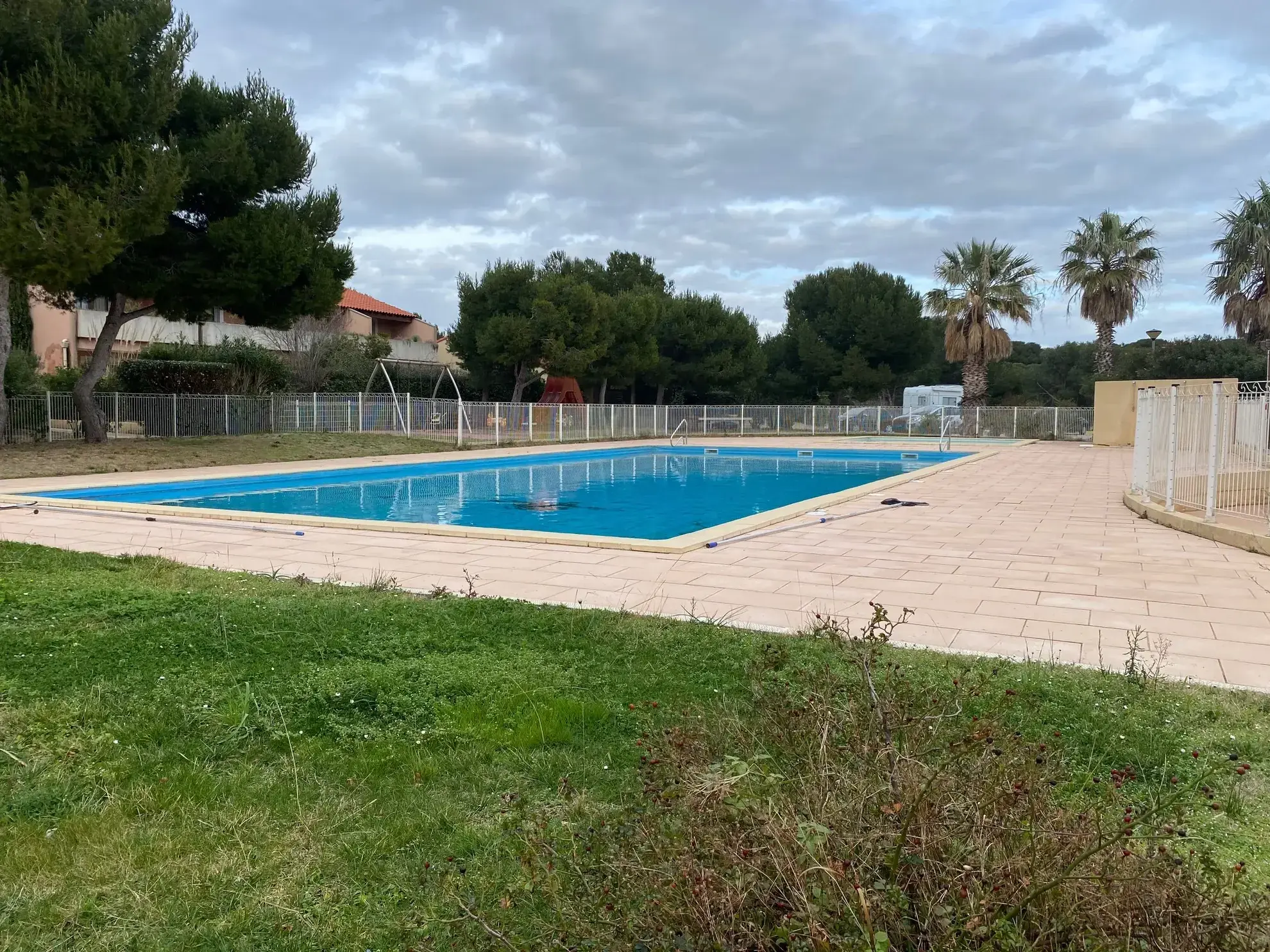 Investissement locatif à Carro : pavillon T4 en bail commercial avec piscine et parking 