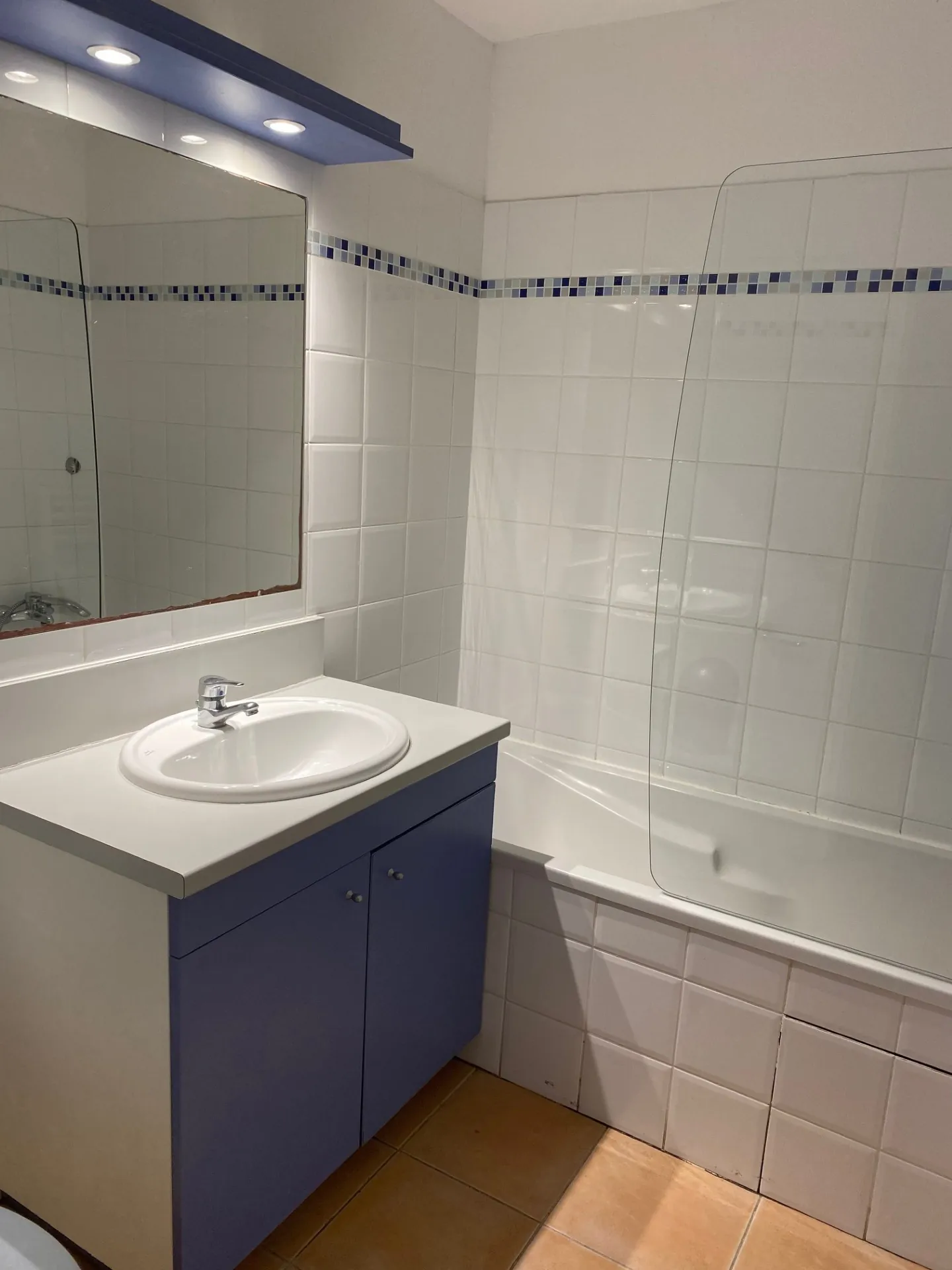 Investissement locatif à Carro : pavillon T4 en bail commercial avec piscine et parking 