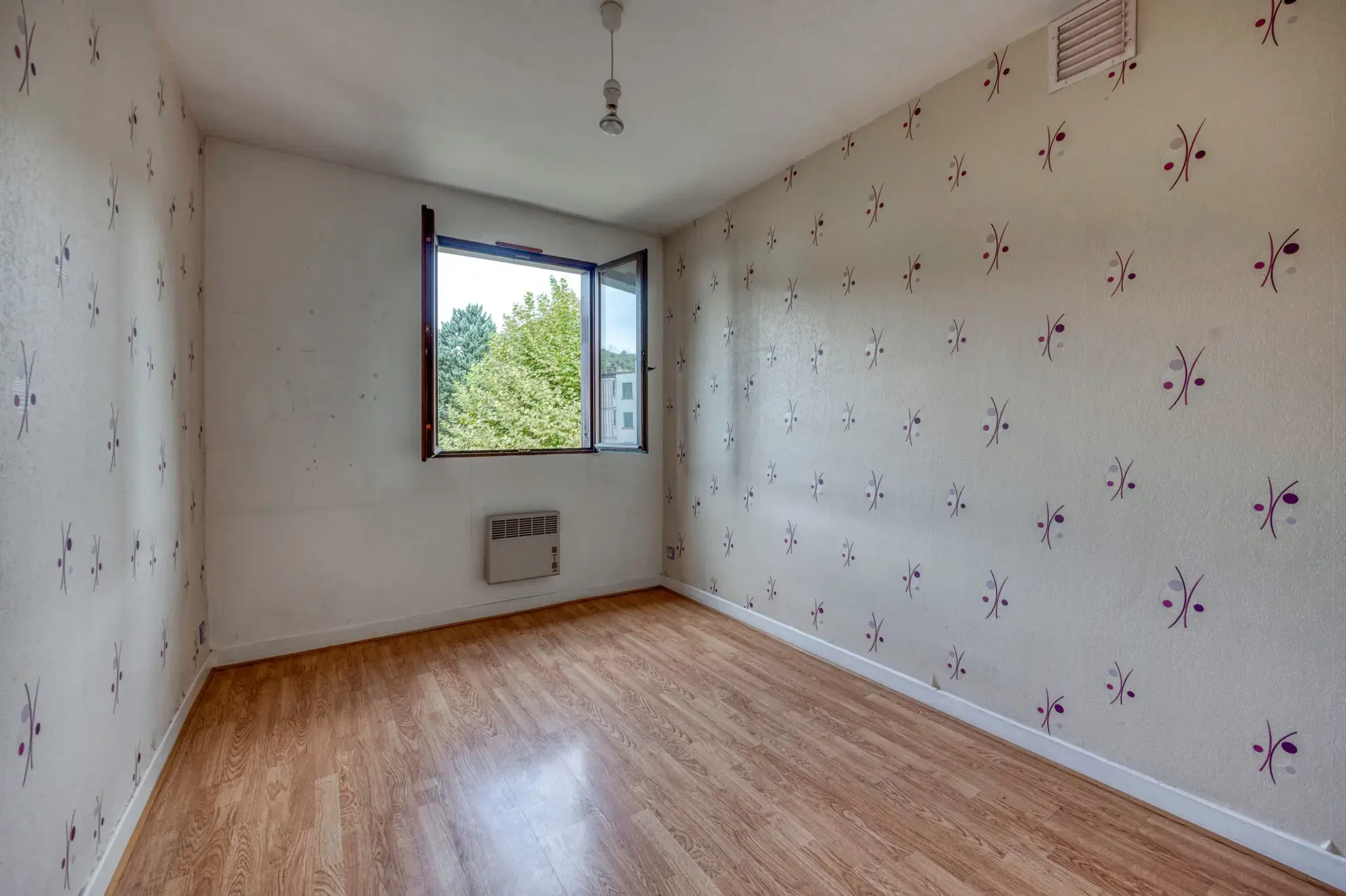 Appartement T4 de 79 m² à Vizille avec balcon, cave et parking, idéalement situé 