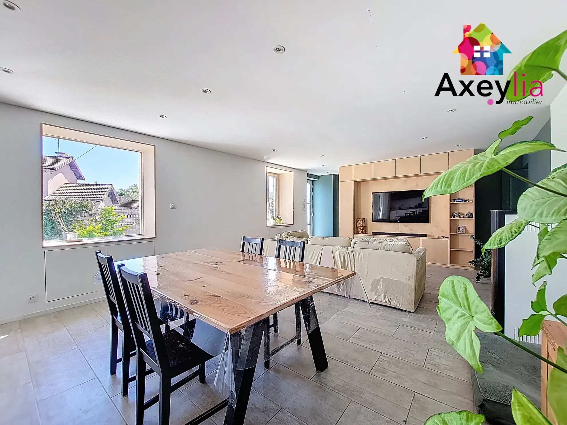 Maison rénovée de 4 chambres à Lentigny avec terrain et dépendances 