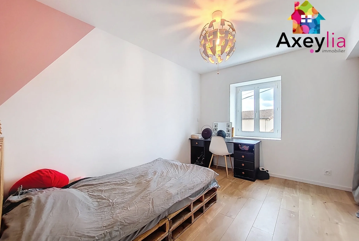 Maison rénovée de 4 chambres à Lentigny avec terrain et dépendances 