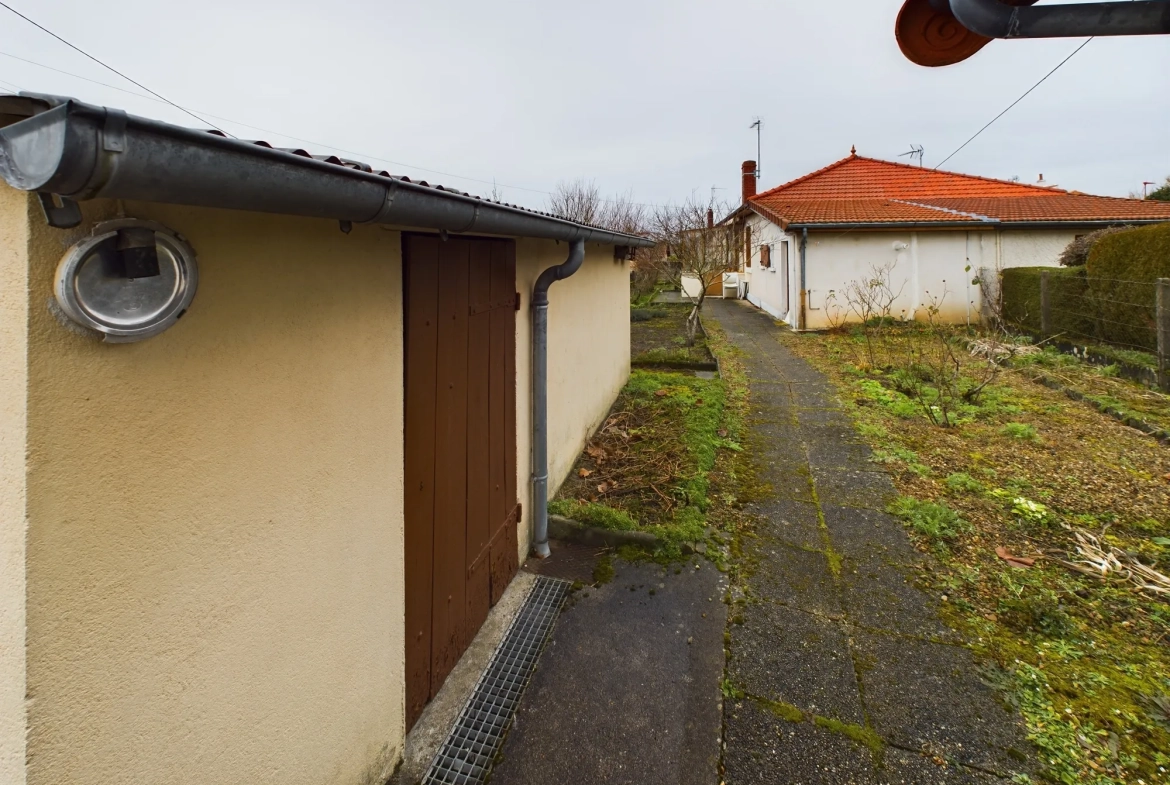Maison de plain-pied à vendre à Imphy - 65 m² avec garage et dépendance 