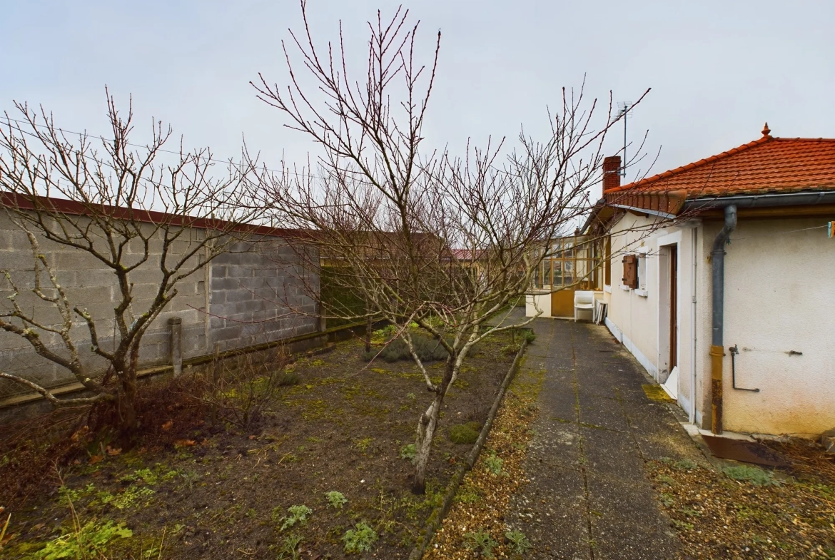 Maison de plain-pied à vendre à Imphy - 65 m² avec garage et dépendance 