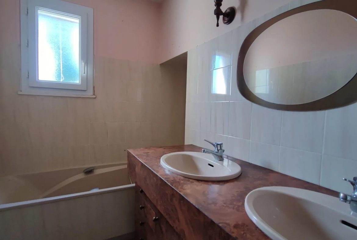 Maison à potentiel avec vue dégagée à Saint Barthélémy Grozon - 99 m² 
