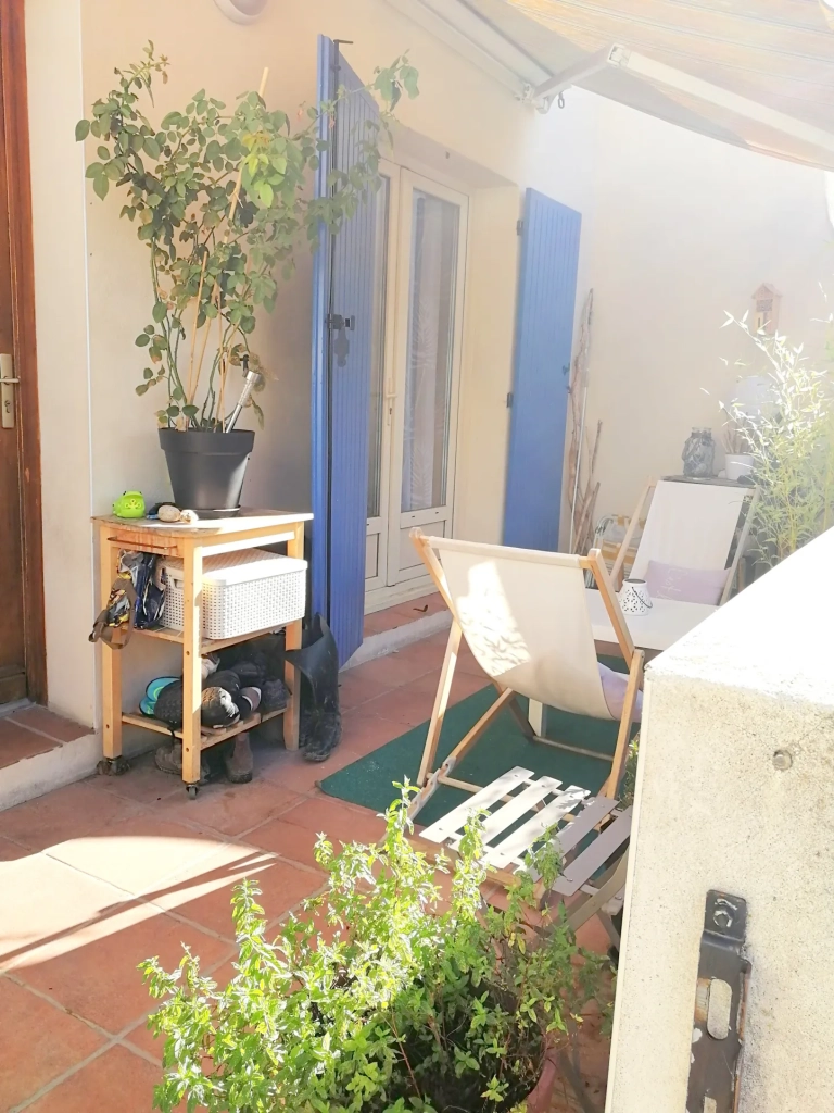 Appartement T3 duplex avec terrasse, parking et cellier à Calvisson
