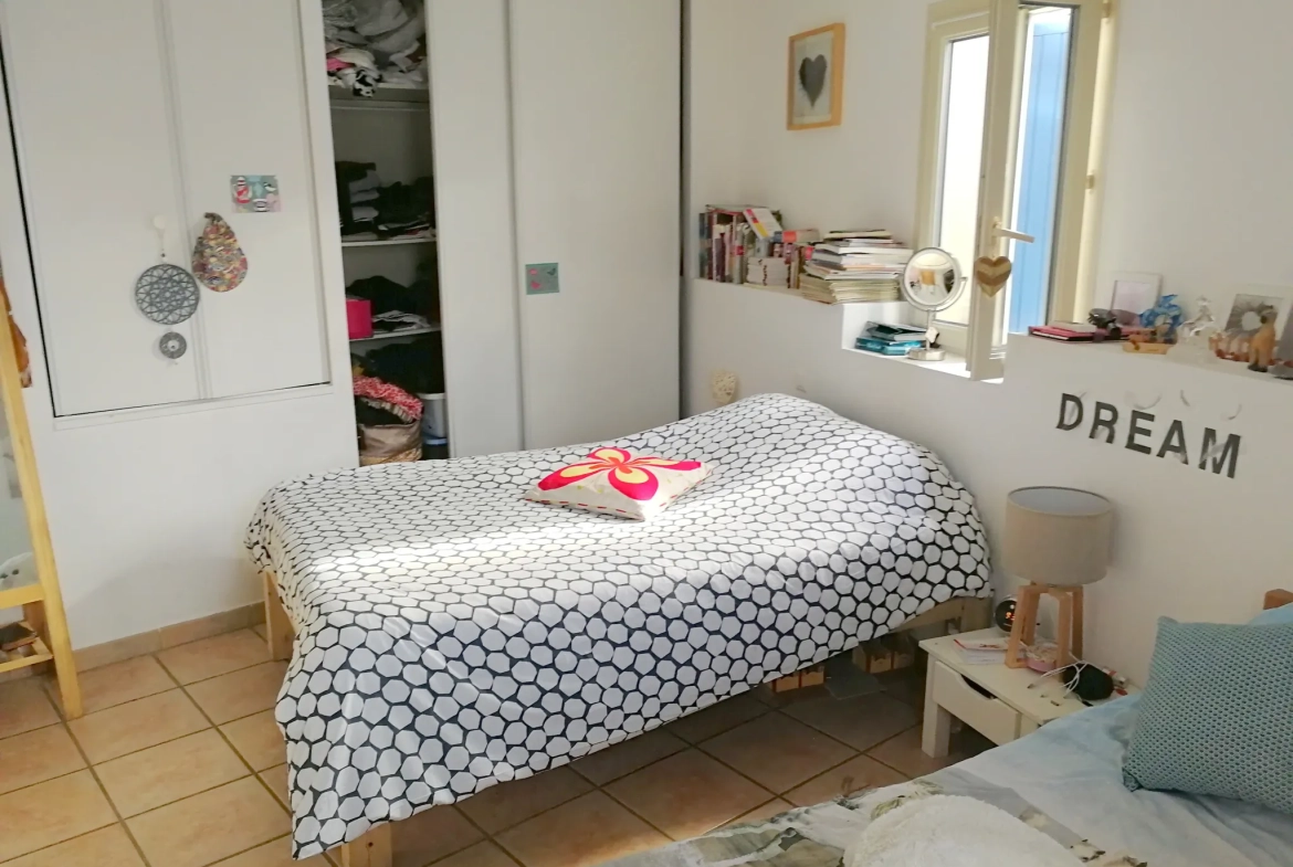 Appartement T3 duplex avec terrasse, parking et cellier à Calvisson 