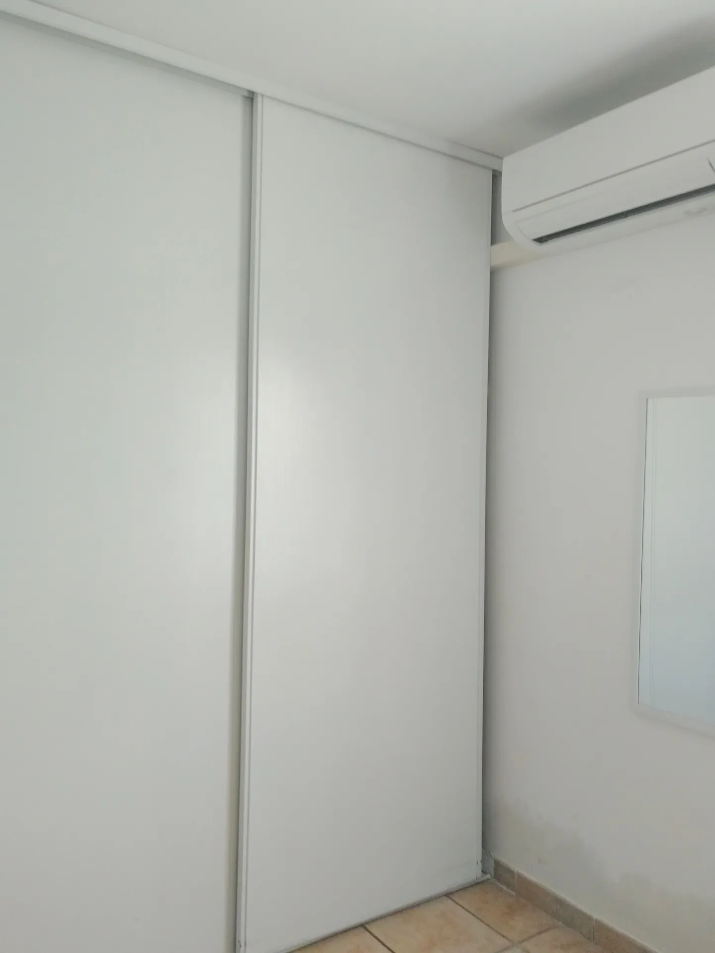 Appartement T3 duplex avec terrasse, parking et cellier à Calvisson 
