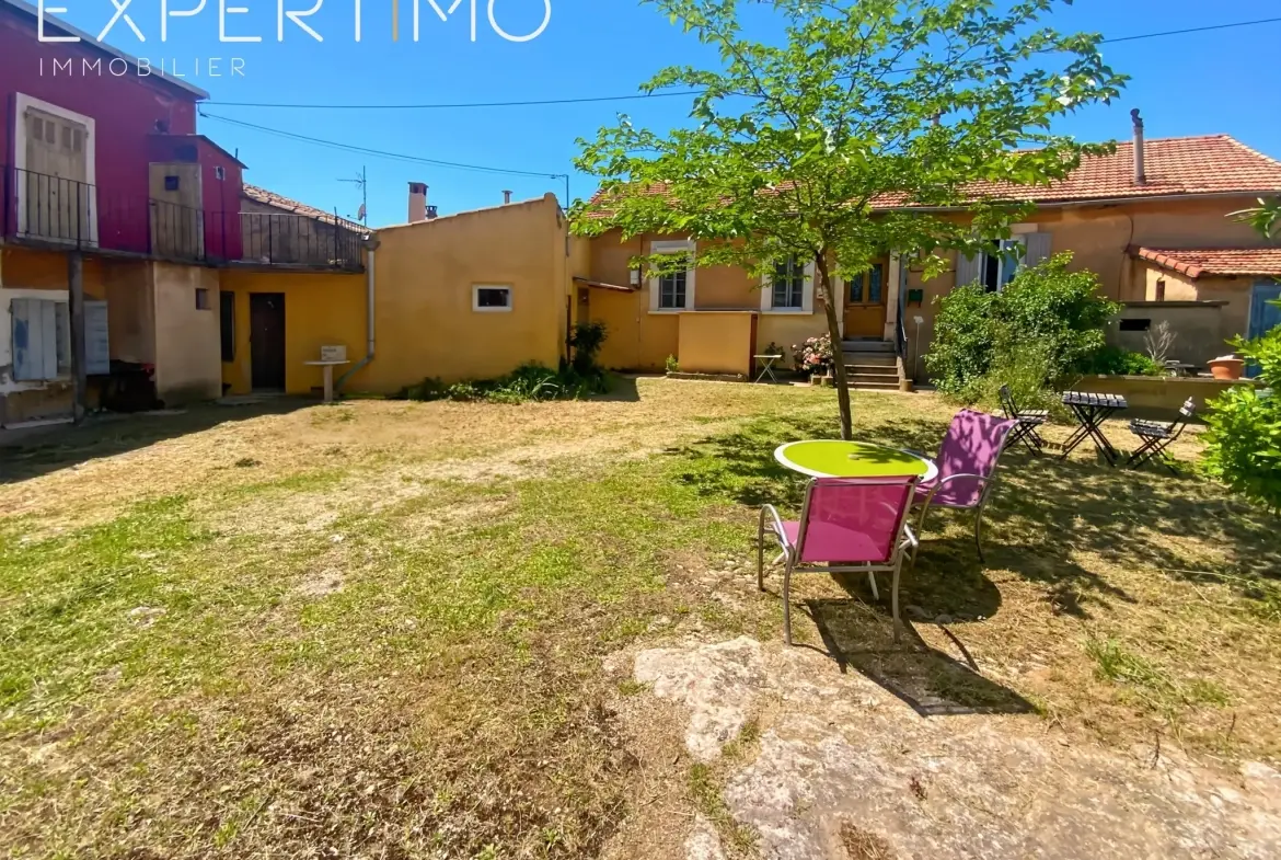 Apt - Lot de 2 appartements rénovés avec terrasse et local attenant 