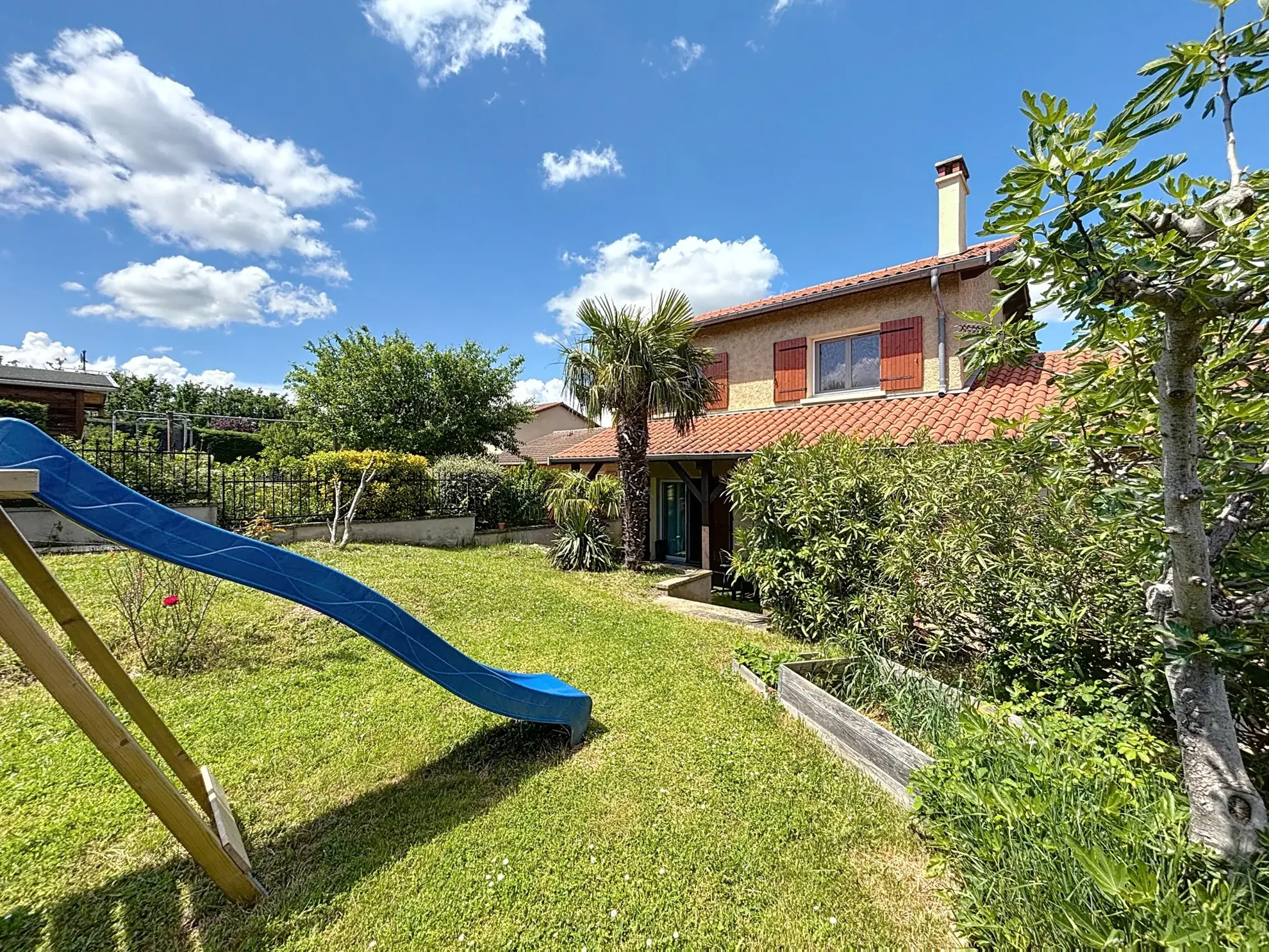 Maison à Givors de 96 m² avec jardin, garage et terrasse dans secteur calme 