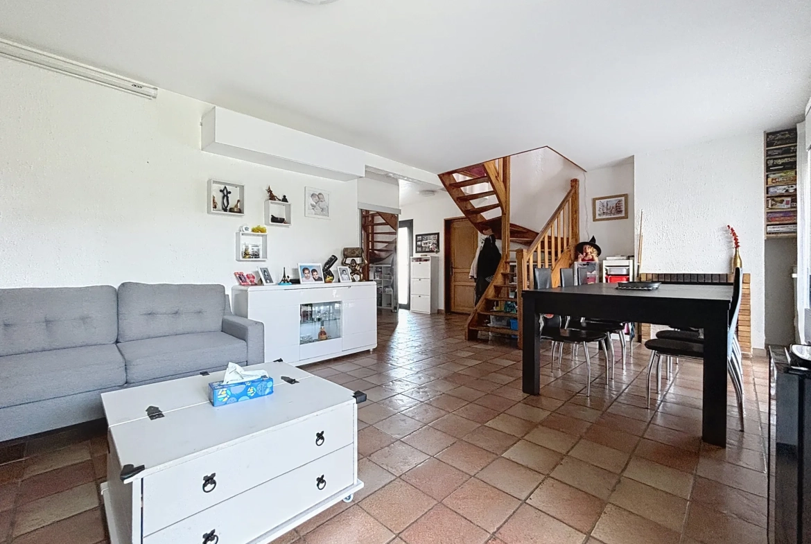 Maison à Givors de 96 m² avec jardin, garage et terrasse dans secteur calme 