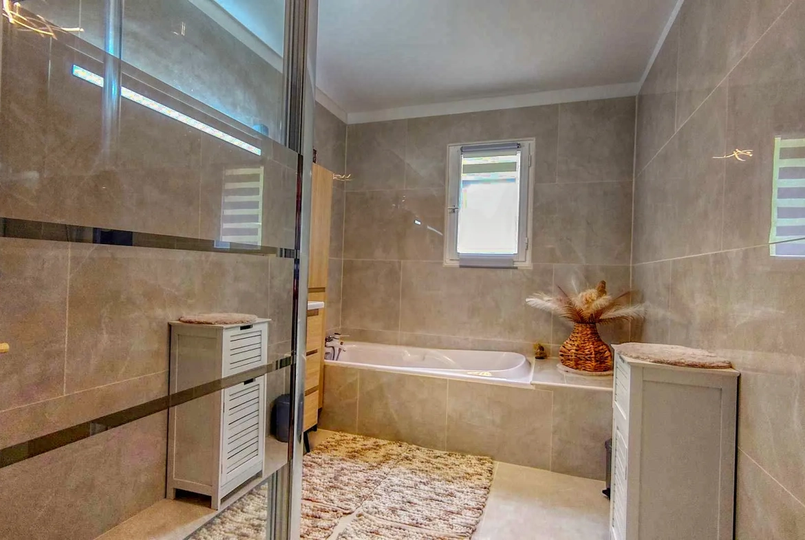 Maison de plain-pied avec piscine et vue vallée à Vire-sur-lot 