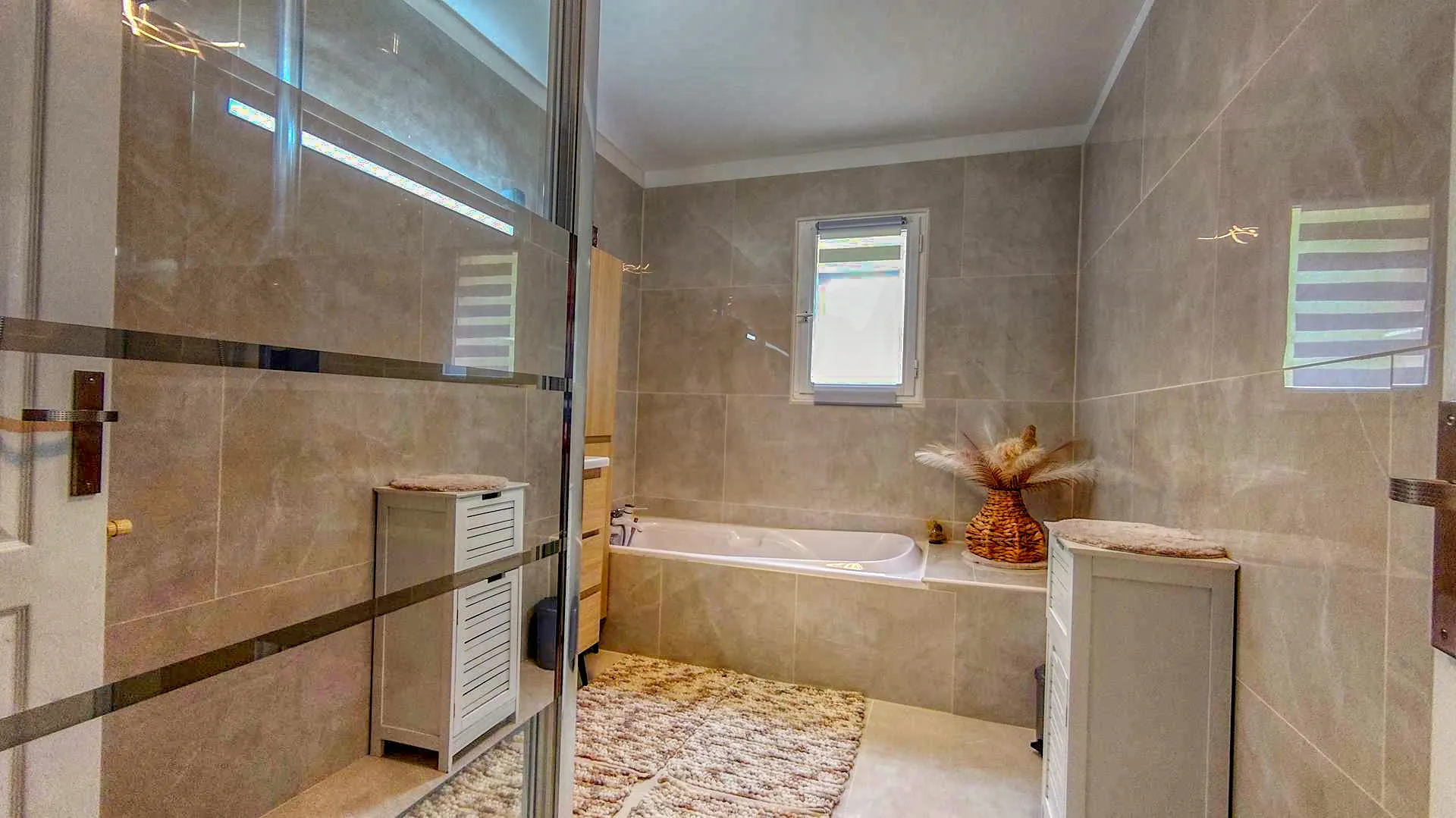Maison de plain-pied avec piscine et vue vallée à Vire-sur-lot 