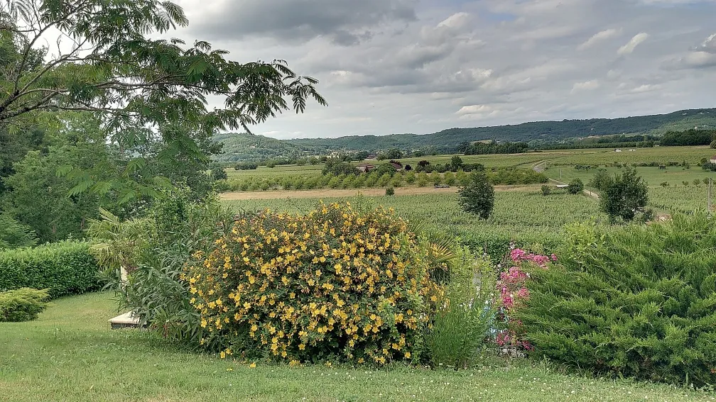 Maison de plain-pied avec piscine et vue vallée à Vire-sur-lot 