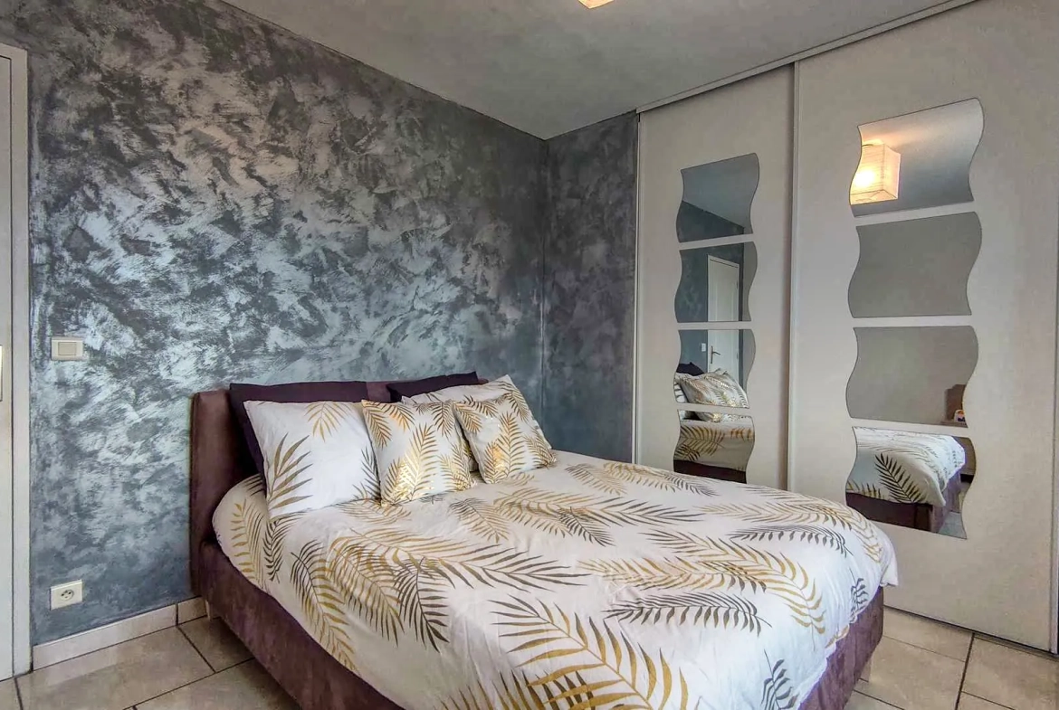 Maison de plain-pied avec piscine et vue vallée à Vire-sur-lot 