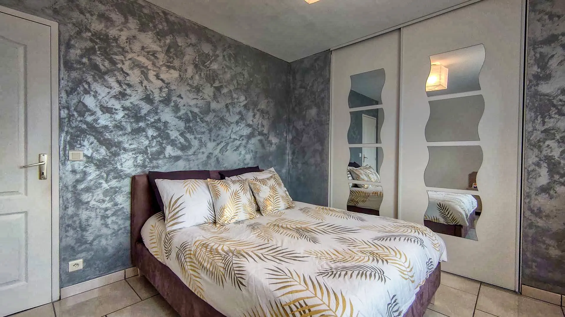 Maison de plain-pied avec piscine et vue vallée à Vire-sur-lot 