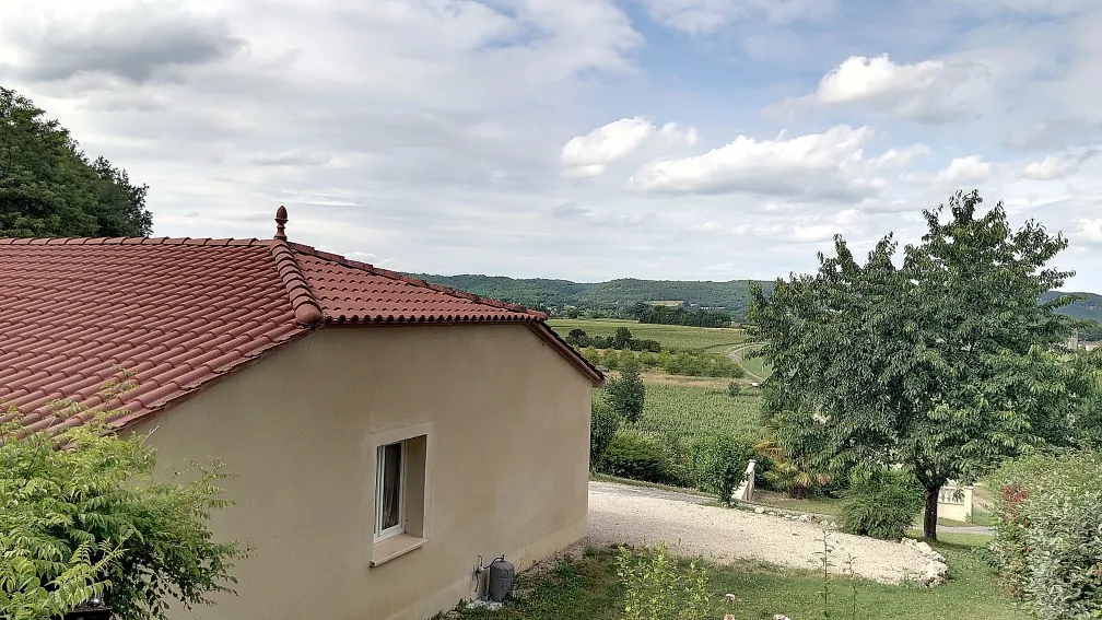Maison de plain-pied avec piscine et vue vallée à Vire-sur-lot 