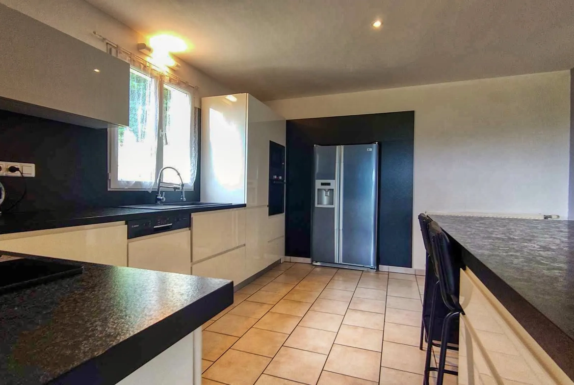 Maison de plain-pied avec piscine et vue vallée à Vire-sur-lot 