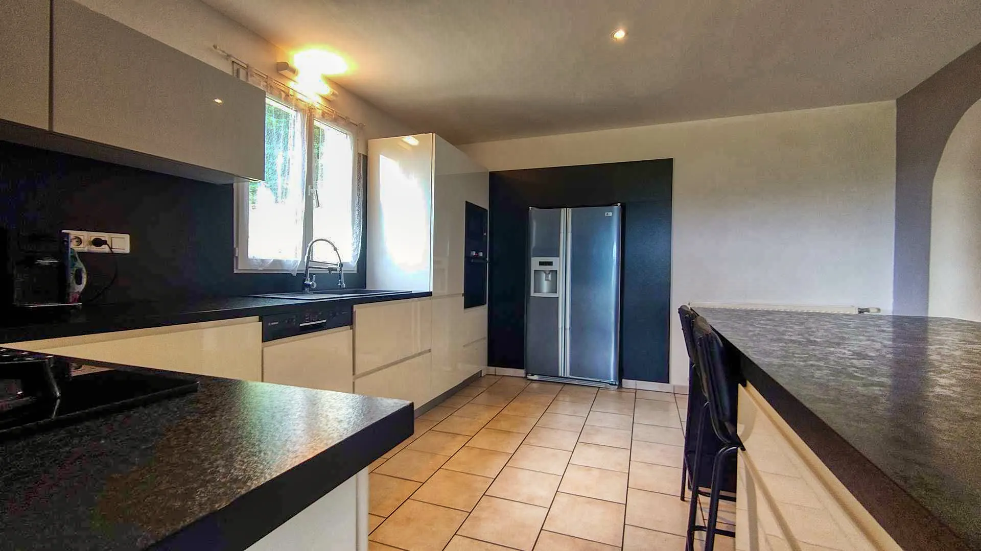 Maison de plain-pied avec piscine et vue vallée à Vire-sur-lot 