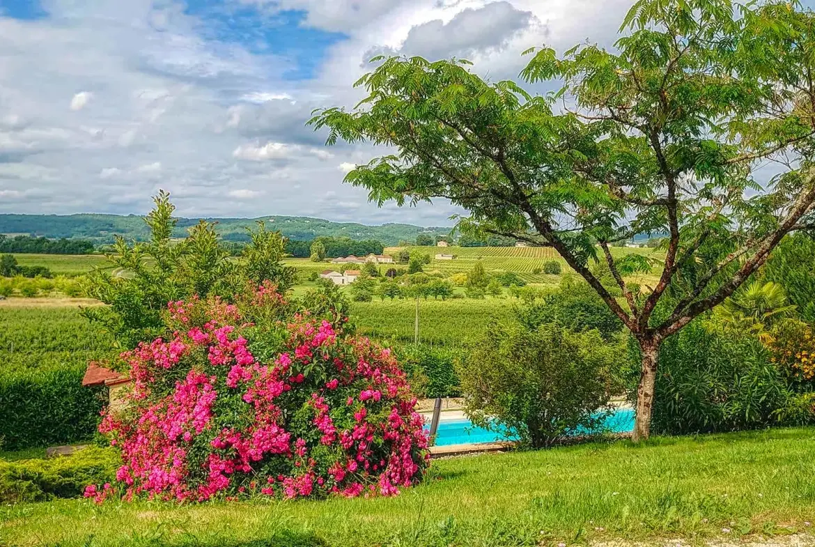 Maison de plain-pied avec piscine et vue vallée à Vire-sur-lot 