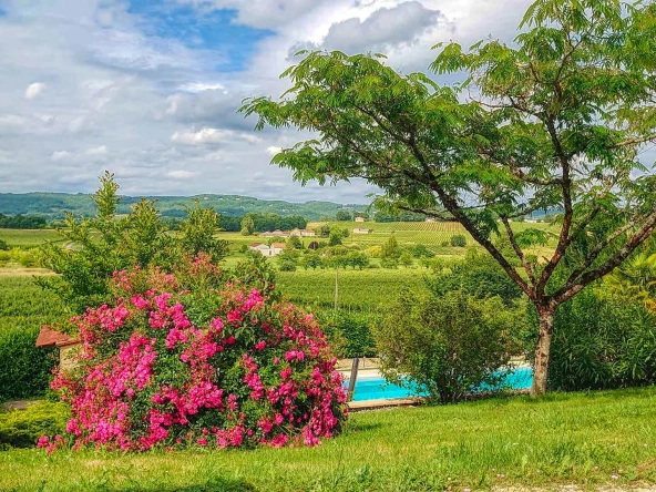 Maison de plain-pied avec piscine et vue vallée à Vire-sur-lot
