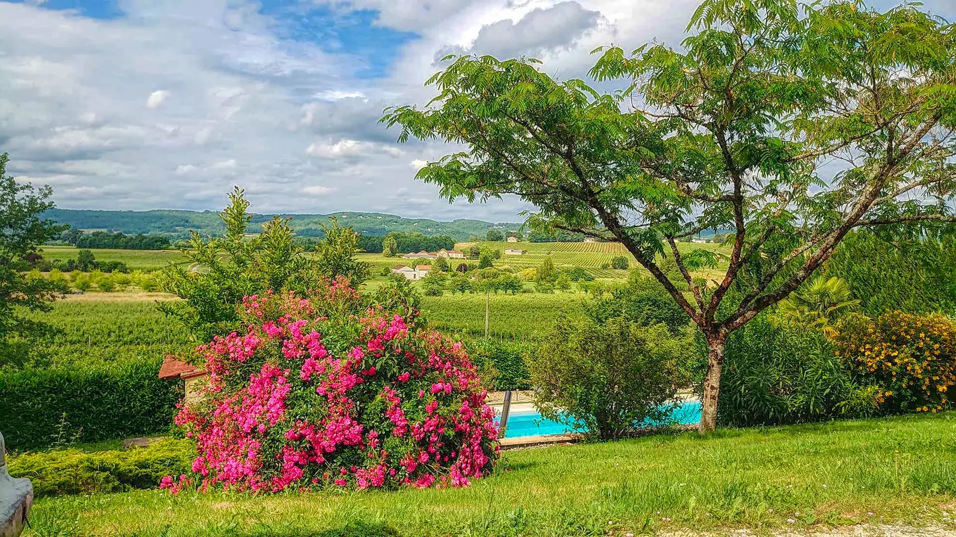 Maison de plain-pied avec piscine et vue vallée à Vire-sur-lot 