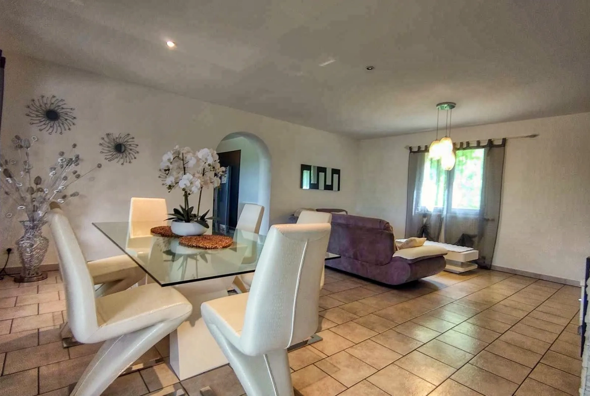 Maison de plain-pied avec piscine et vue vallée à Vire-sur-lot 