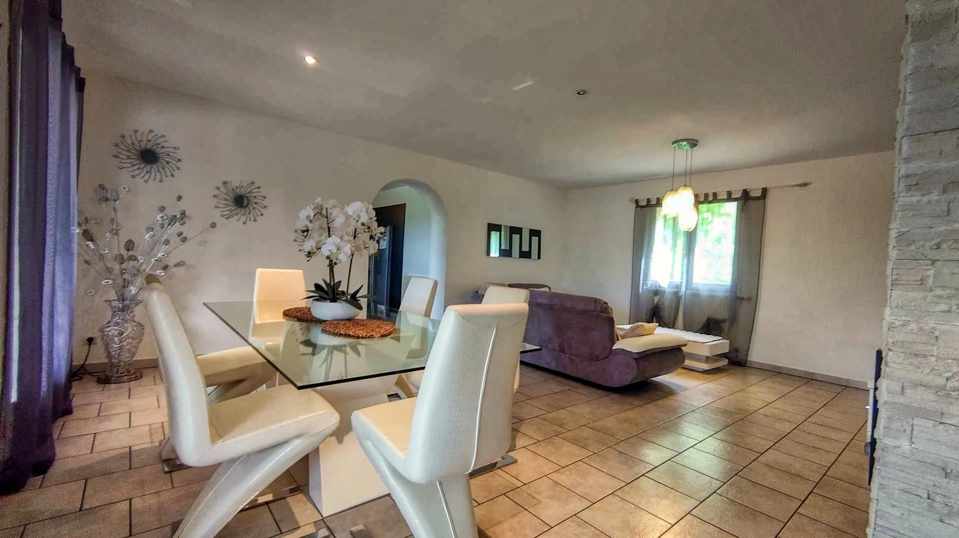 Maison de plain-pied avec piscine et vue vallée à Vire-sur-lot 