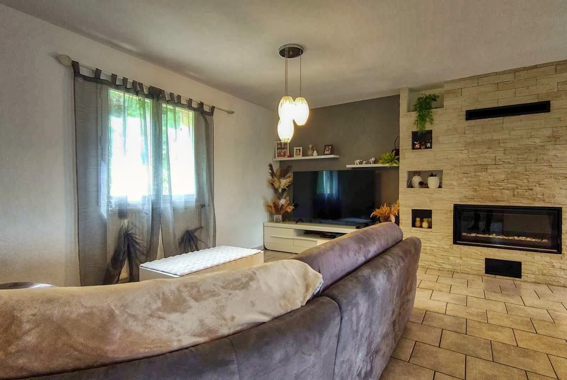 Maison de plain-pied avec piscine et vue vallée à Vire-sur-lot 