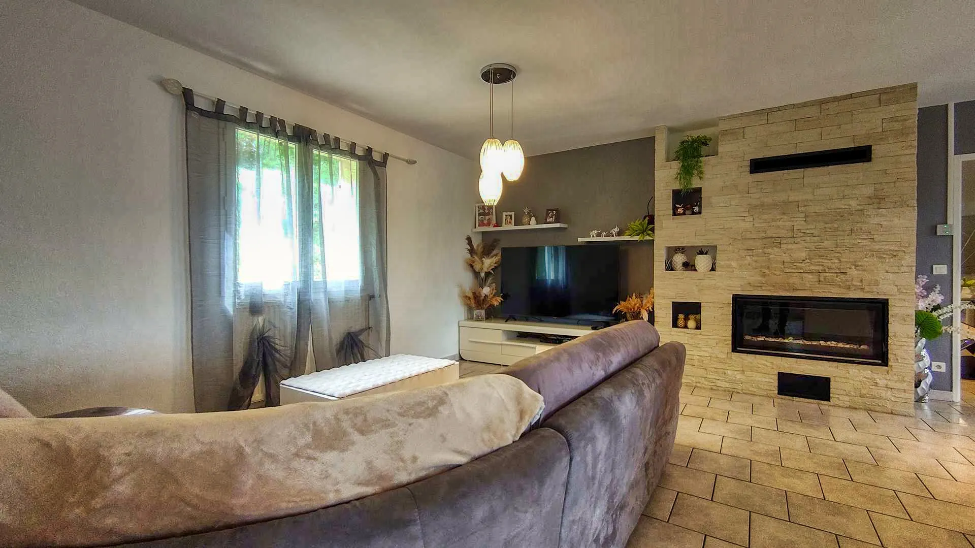 Maison de plain-pied avec piscine et vue vallée à Vire-sur-lot 