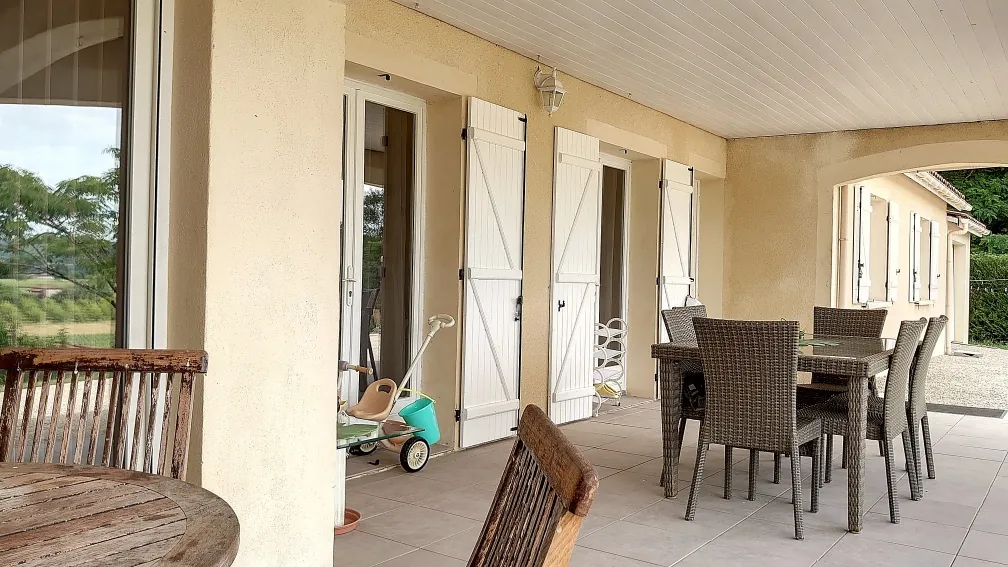 Maison de plain-pied avec piscine et vue vallée à Vire-sur-lot 