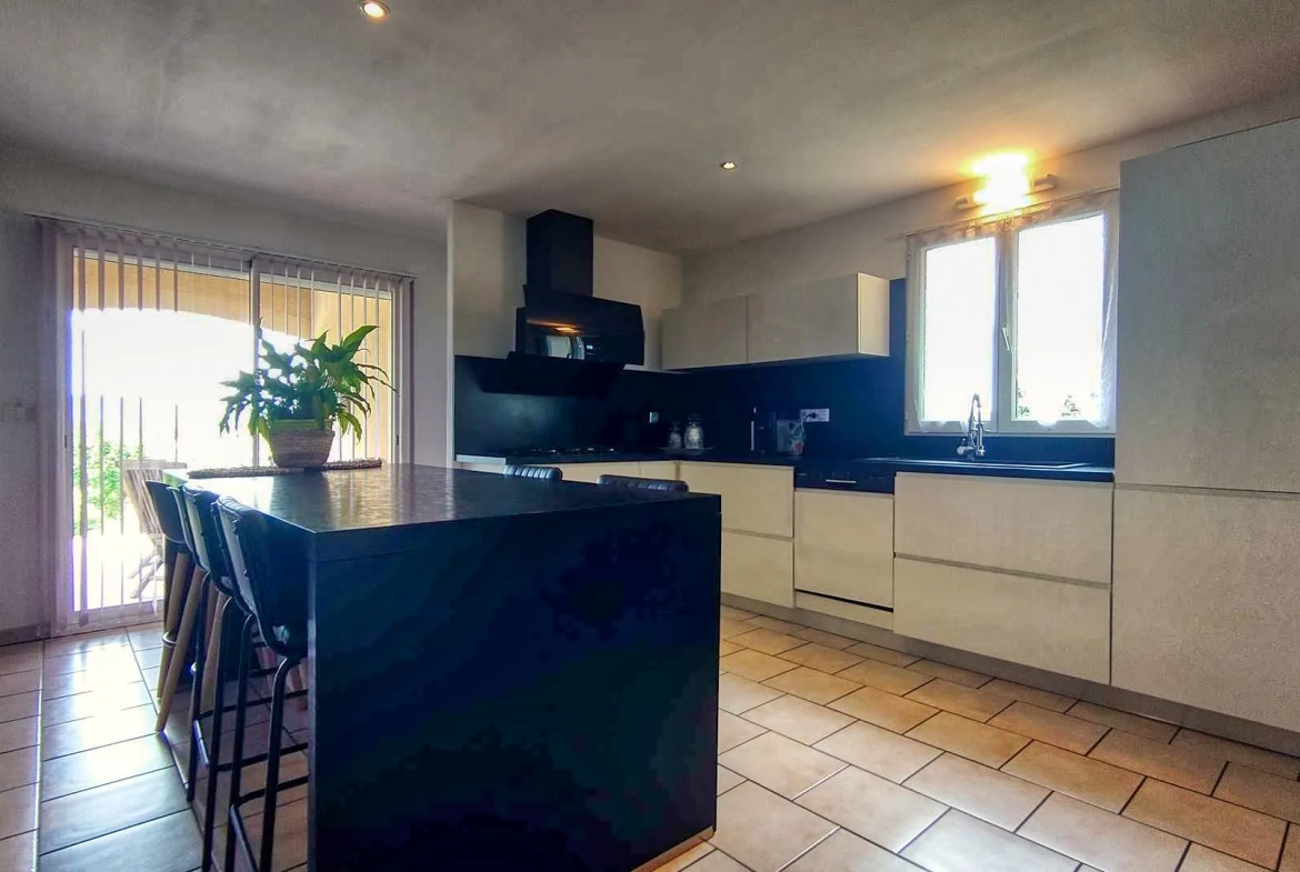 Maison de plain-pied avec piscine et vue vallée à Vire-sur-lot 