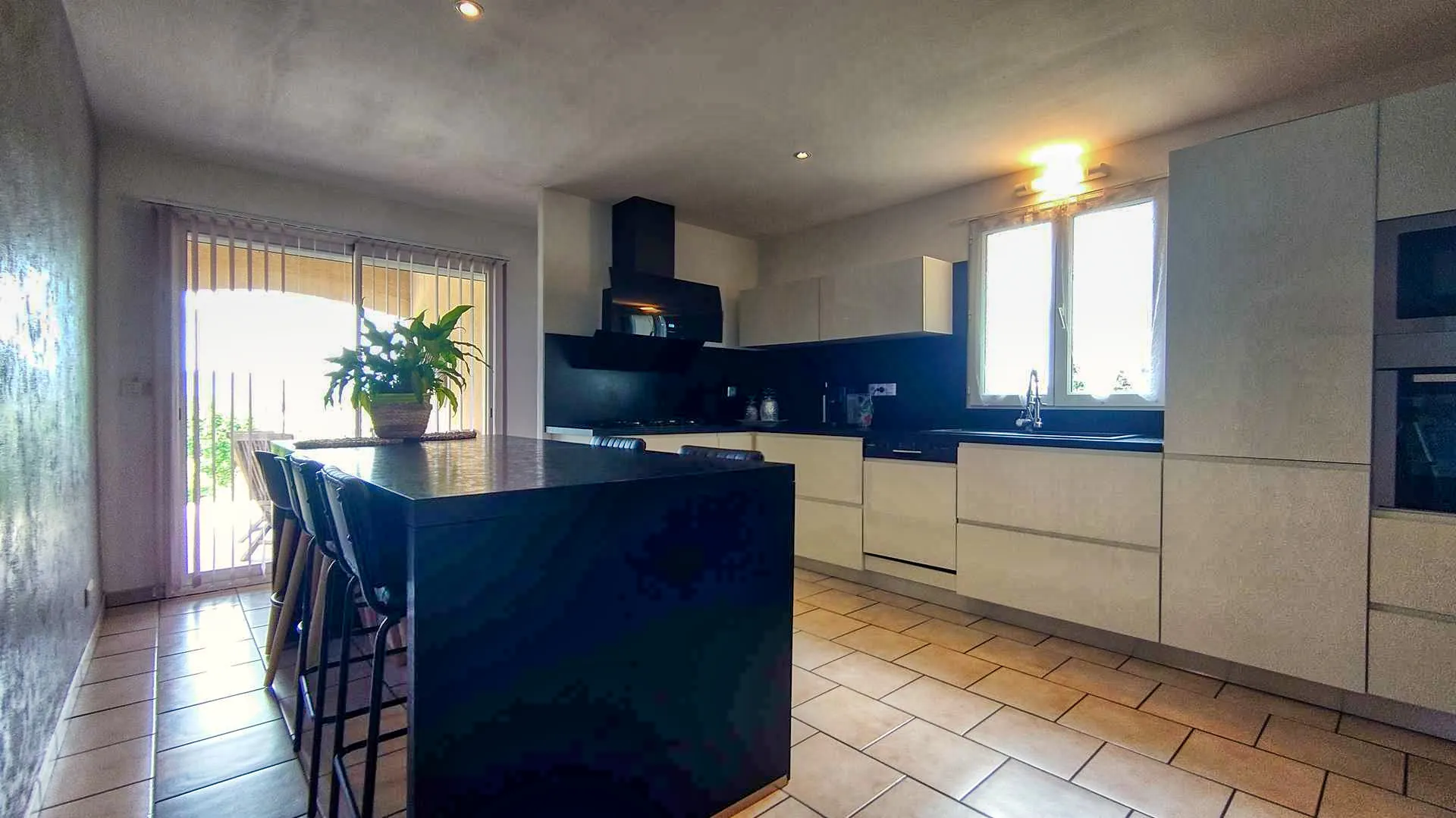 Maison de plain-pied avec piscine et vue vallée à Vire-sur-lot 