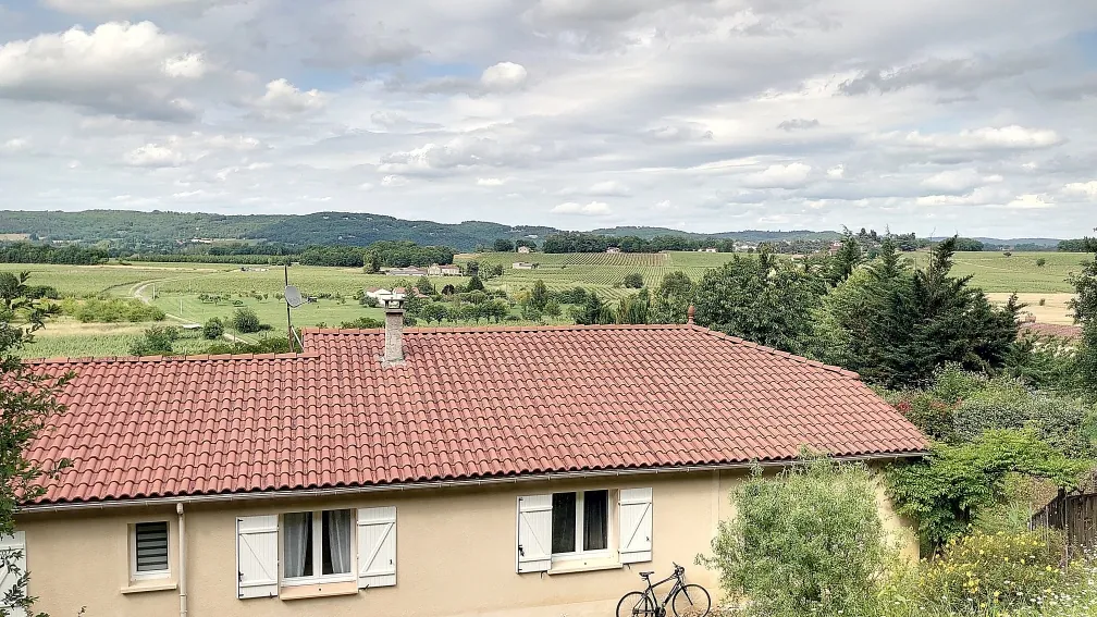 Maison de plain-pied avec piscine et vue vallée à Vire-sur-lot 