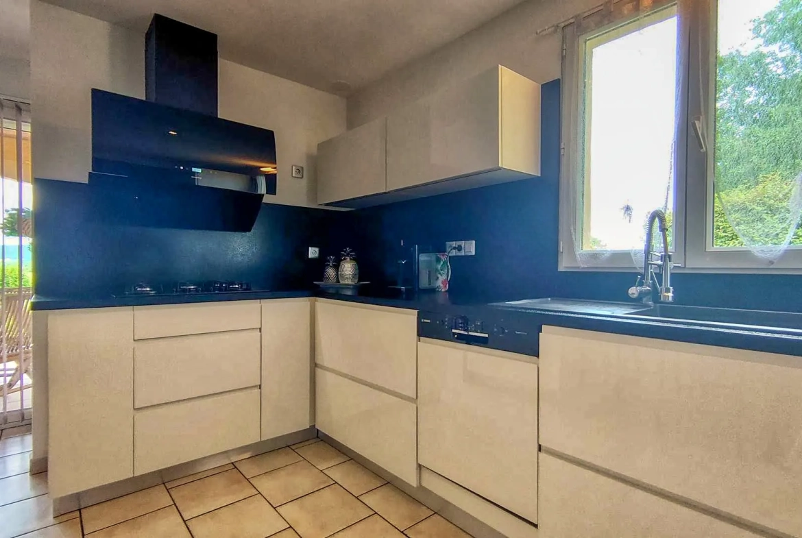 Maison de plain-pied avec piscine et vue vallée à Vire-sur-lot 
