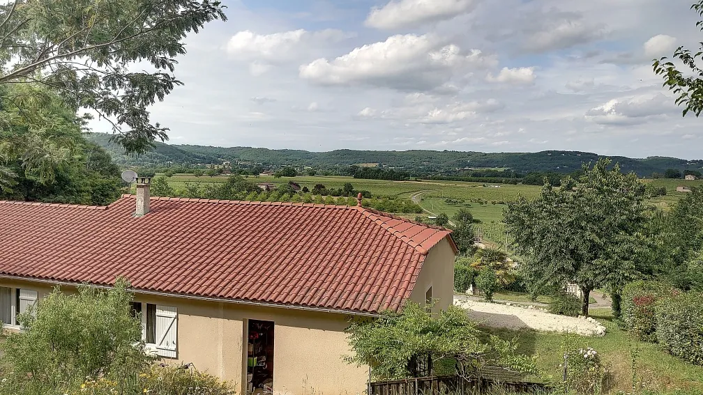 Maison de plain-pied avec piscine et vue vallée à Vire-sur-lot 