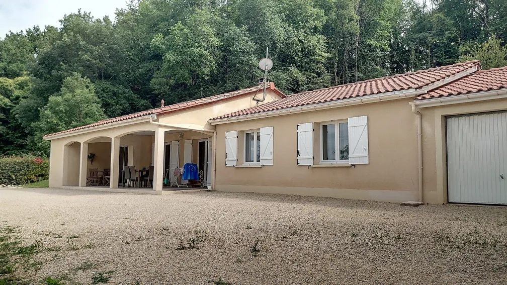 Maison de plain-pied avec piscine et vue vallée à Vire-sur-lot 