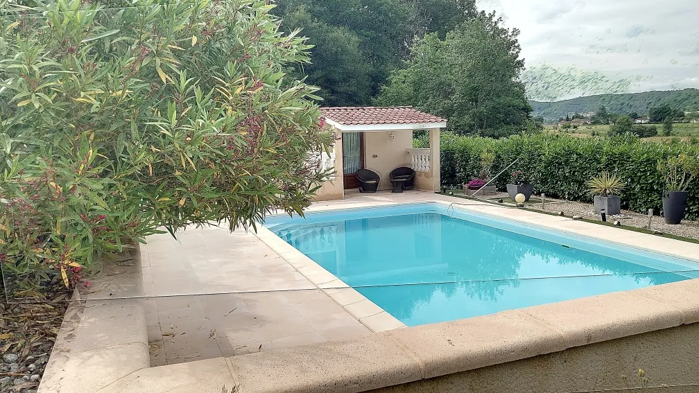 Maison de plain-pied avec piscine et vue vallée à Vire-sur-lot 