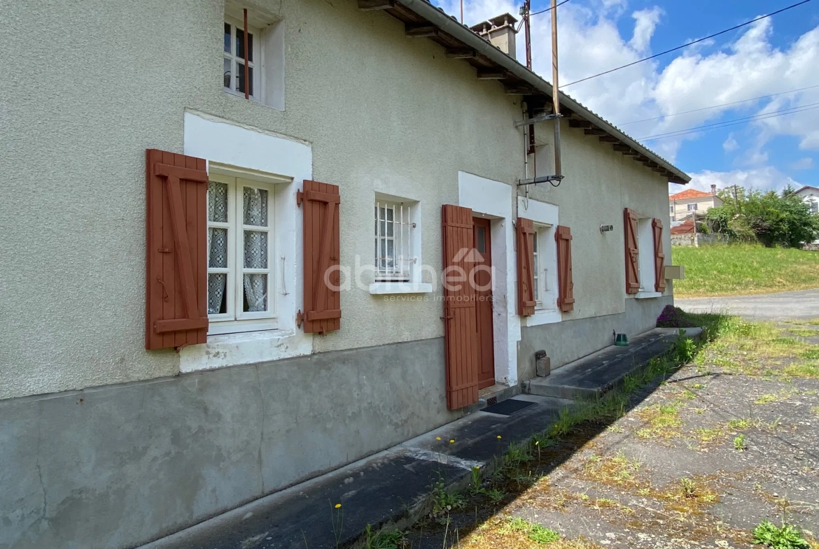 Maison à rénover avec terrain de 2050m² et dépendances proche de Chabanais 