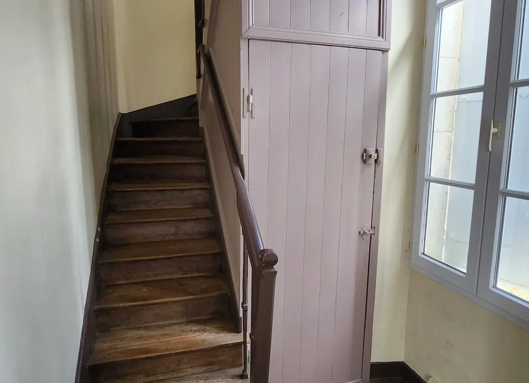 Maison en pierre avec 4 chambres et grand terrain à Saint Jean de Beugné 