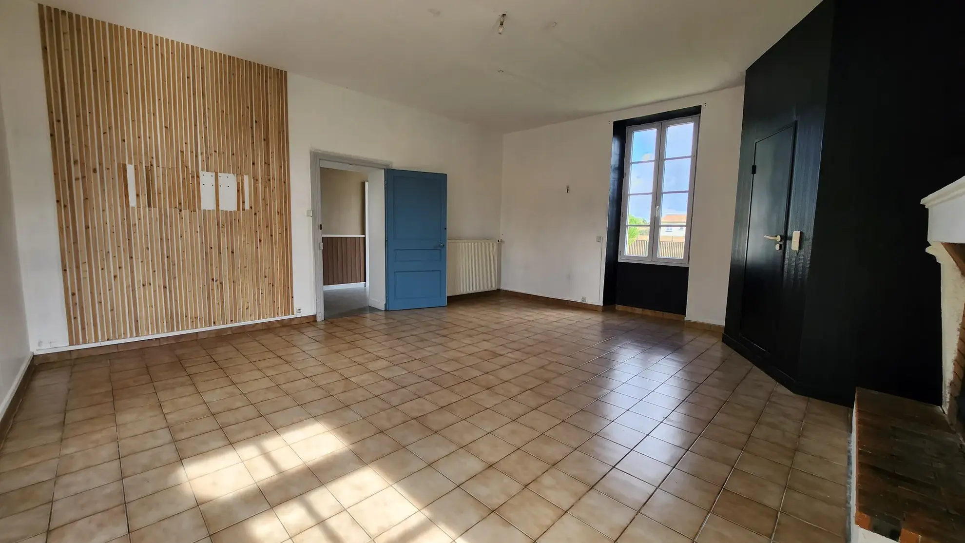 Maison en pierre avec 4 chambres et grand terrain à Saint Jean de Beugné 